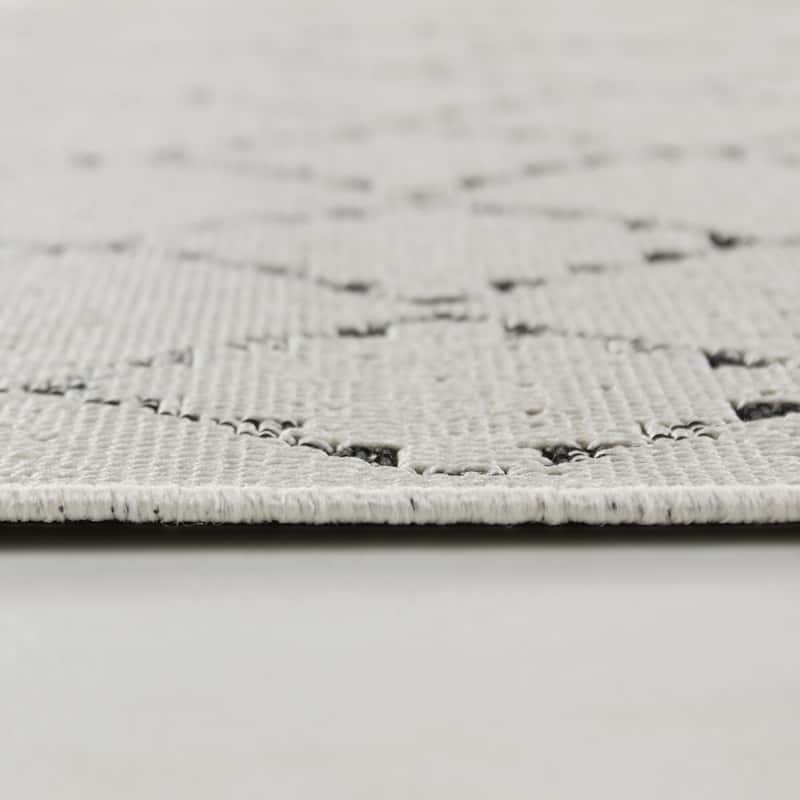 Mattei Diamond Trellis Indoor/Outdoor Area Rug
