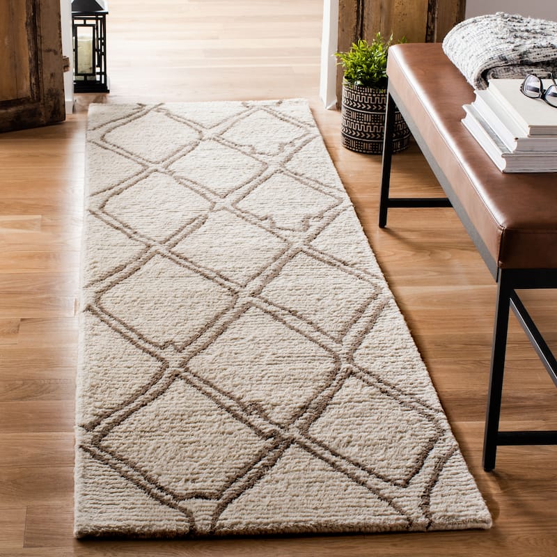 SAFAVIEH Handmade Casablanca Shag Charlyne Tribal Wool Rug - 2'3" x 8' Runner - Ivory/Grey