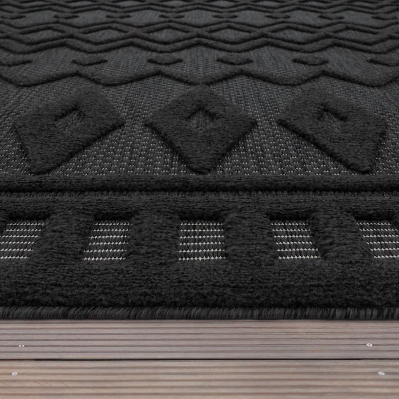 Indoor & Outdoor Rug With Geometric Trellis High-Low Pattern