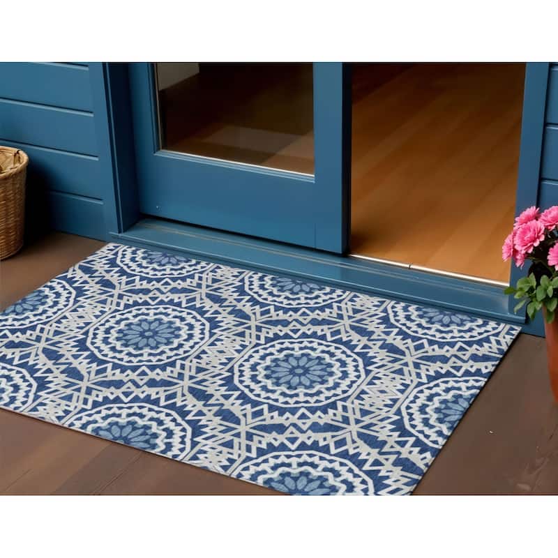 HomeRoots Floral Medallion Transitional Rectangle Outdoor Rug - 3' x 5'