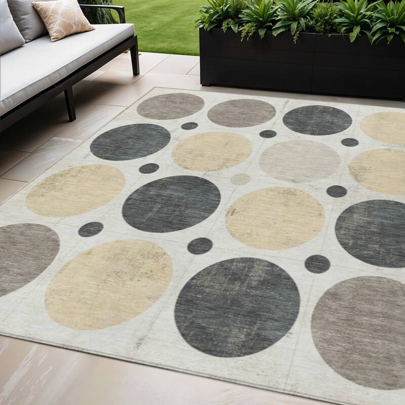 HomeRoots Geometric Transitional Rectangle Outdoor Rug - 5' X 8'