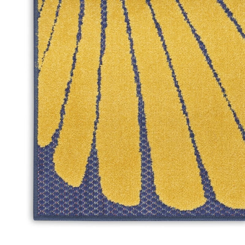 HomeRoots Contemporary Rectangle Outdoor Rug - 6' X 9'