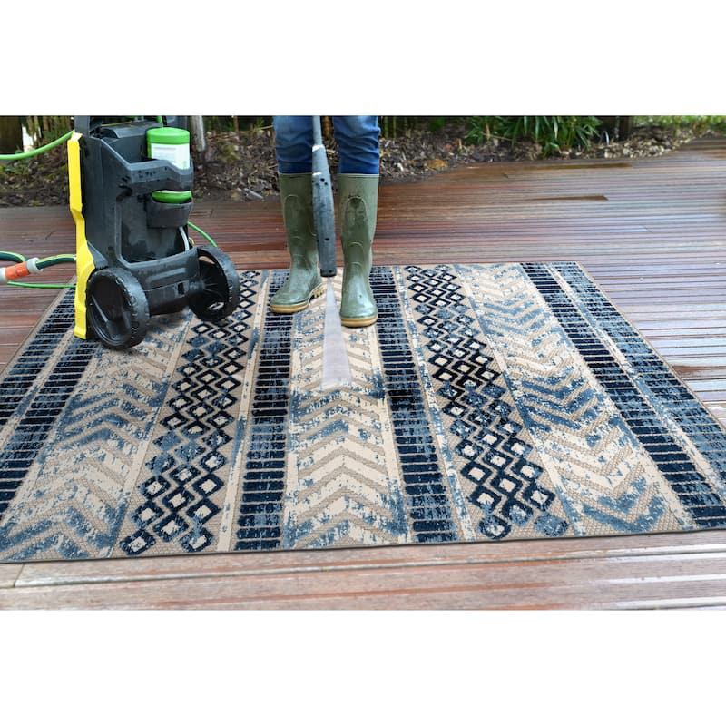 World Rug Gallery Distressed Geometric Indoor/Outdoor Area Rug
