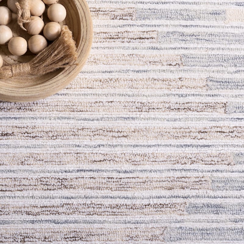 SAFAVIEH Handmade Ebony Renie Wool Rug