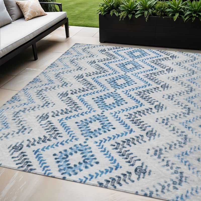 HomeRoots Geometric Transitional Rectangle Outdoor Rug - 5' X 8'