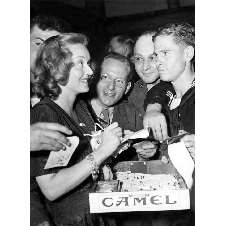 Shop Bette Davis Hands Out Autographs And Cigarettes To Grateful Servicemen At The Hollywood Canteen History Overstock 24411667