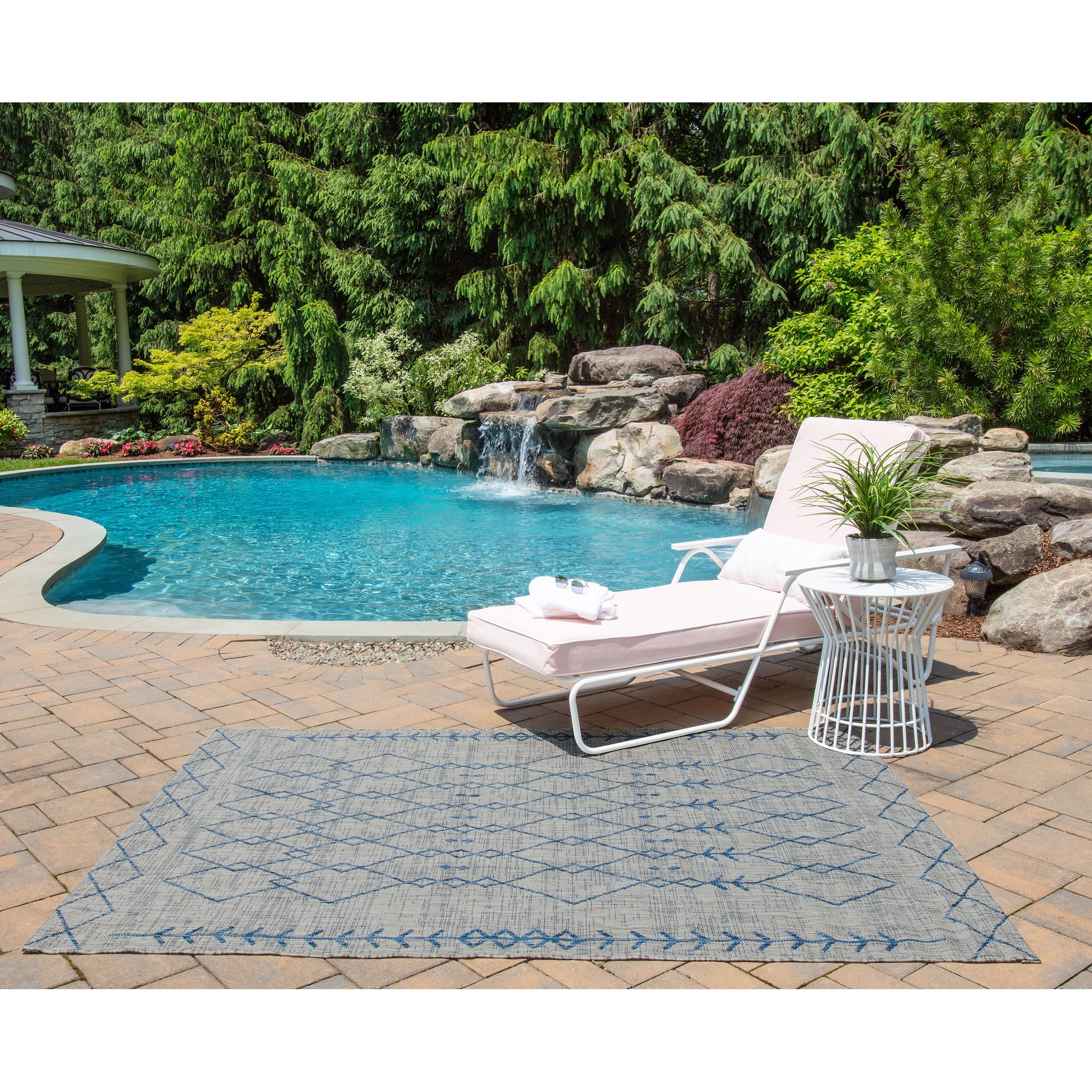 Momeni Villa Geometric Indoor Outdoor Rug.