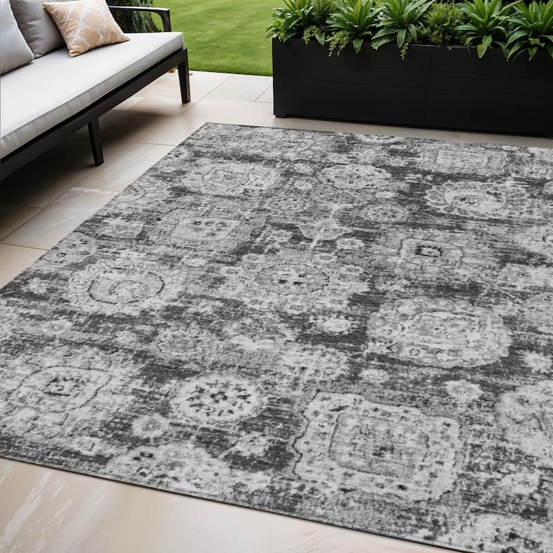 HomeRoots Floral Transitional Rectangle Outdoor Rug - 5' X 8'