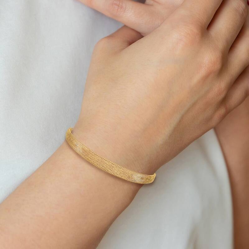 Curata 10k Yellow Gold 7" 6.92mm Stretch Mesh Graduated Bracelet