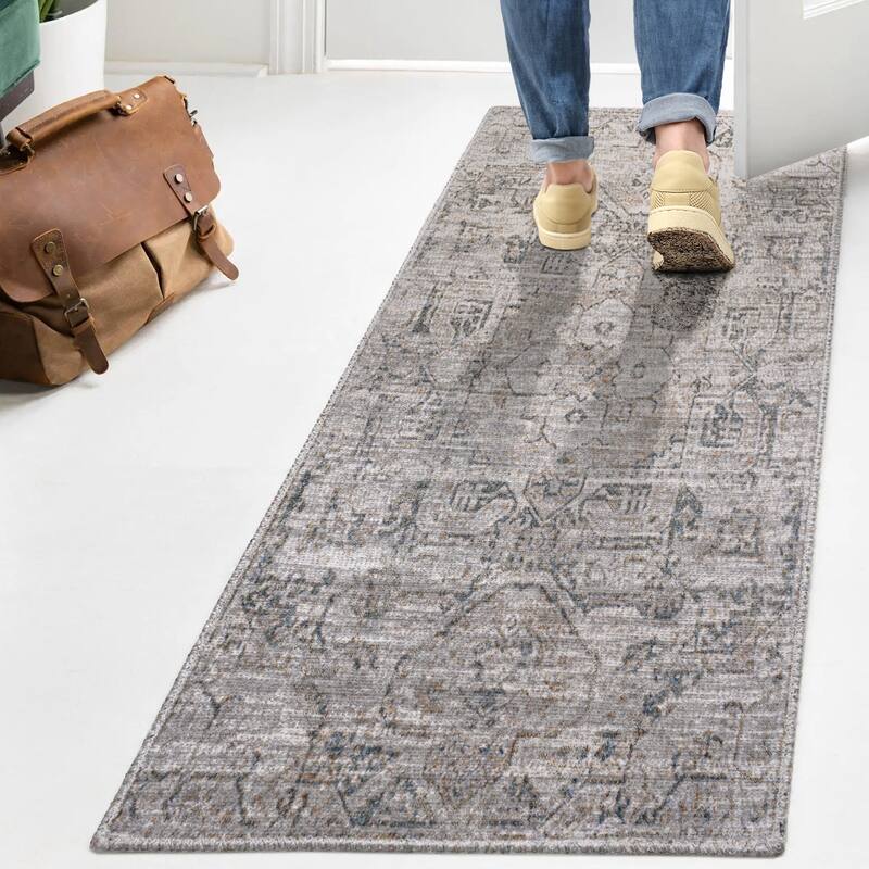 JONATHAn Y Keesha Distressed Medallion Low-Pile Machine-Washable Cream/Light Gray Area Rug