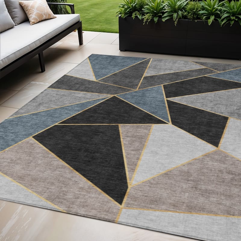 HomeRoots Geometric Transitional Rectangle Outdoor Rug - 5' X 8'