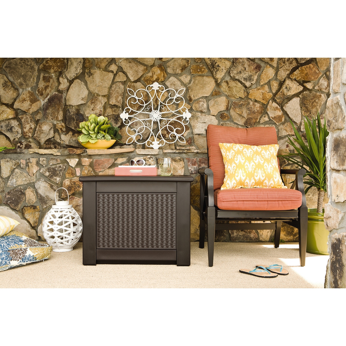 Rubbermaid patio chic storage hot sale deck box 1837304