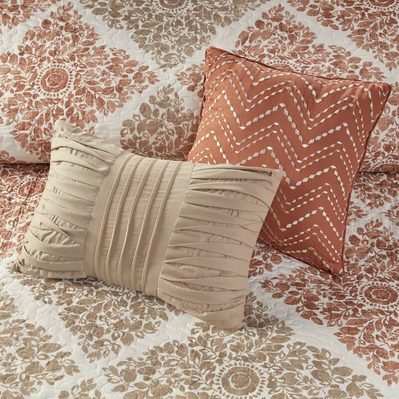 Madison Park Arista 6 Piece Printed Quilt Set with Throw Pillows