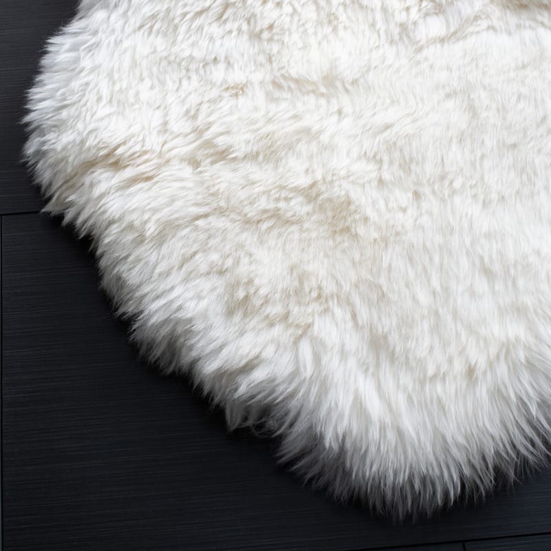 SAFAVIEH Handmade Sheepskin Aybek Genuine Pelt Rug