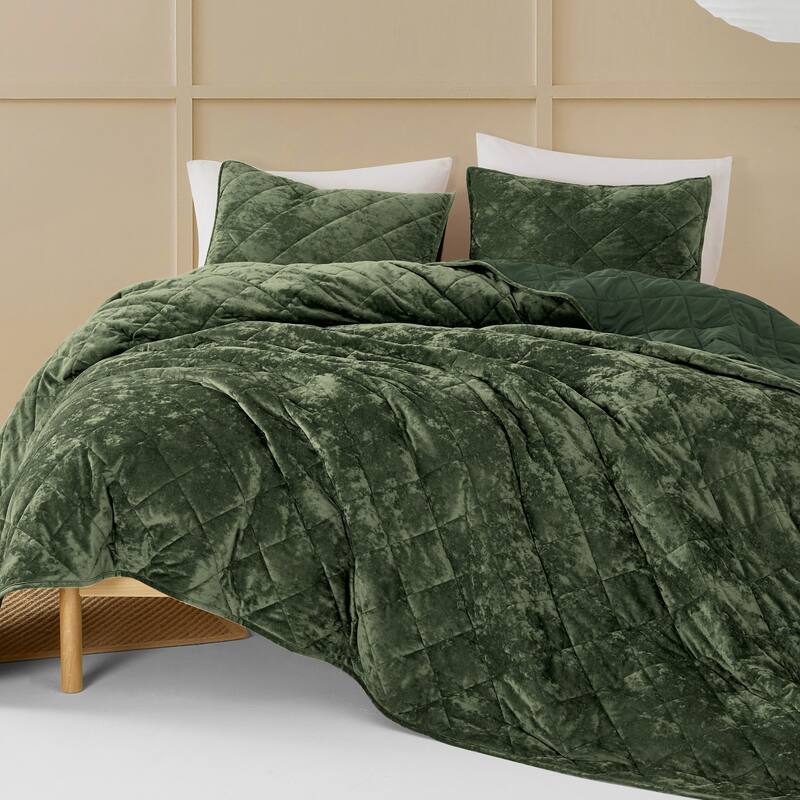 Wonderful Diamond Velvet 3 Piece Quilt Set