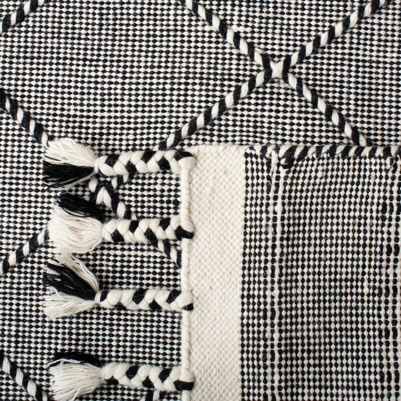 SAFAVIEH Handmade Casablanca Caty Moroccan Wool Tassel Rug