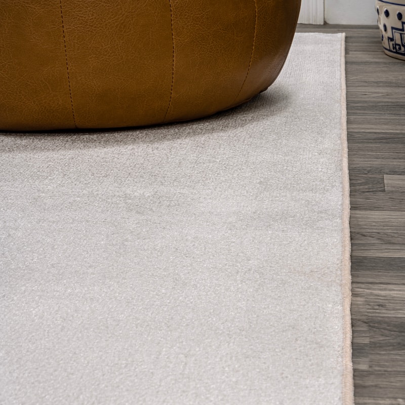 JONATHAN Y Fawning Classic Solid Low-Pile Machine-Washable Terra Area Rug