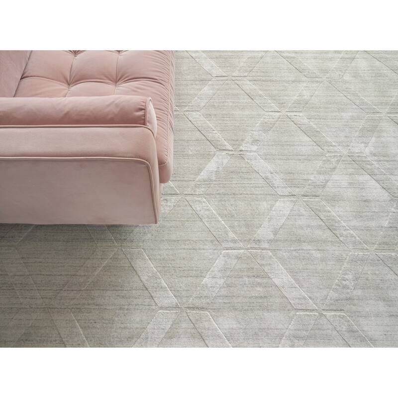 EXQUISITE RUGS Castelli Hand-loomed Bamboo Silk/Wool Ivory Area Rug.