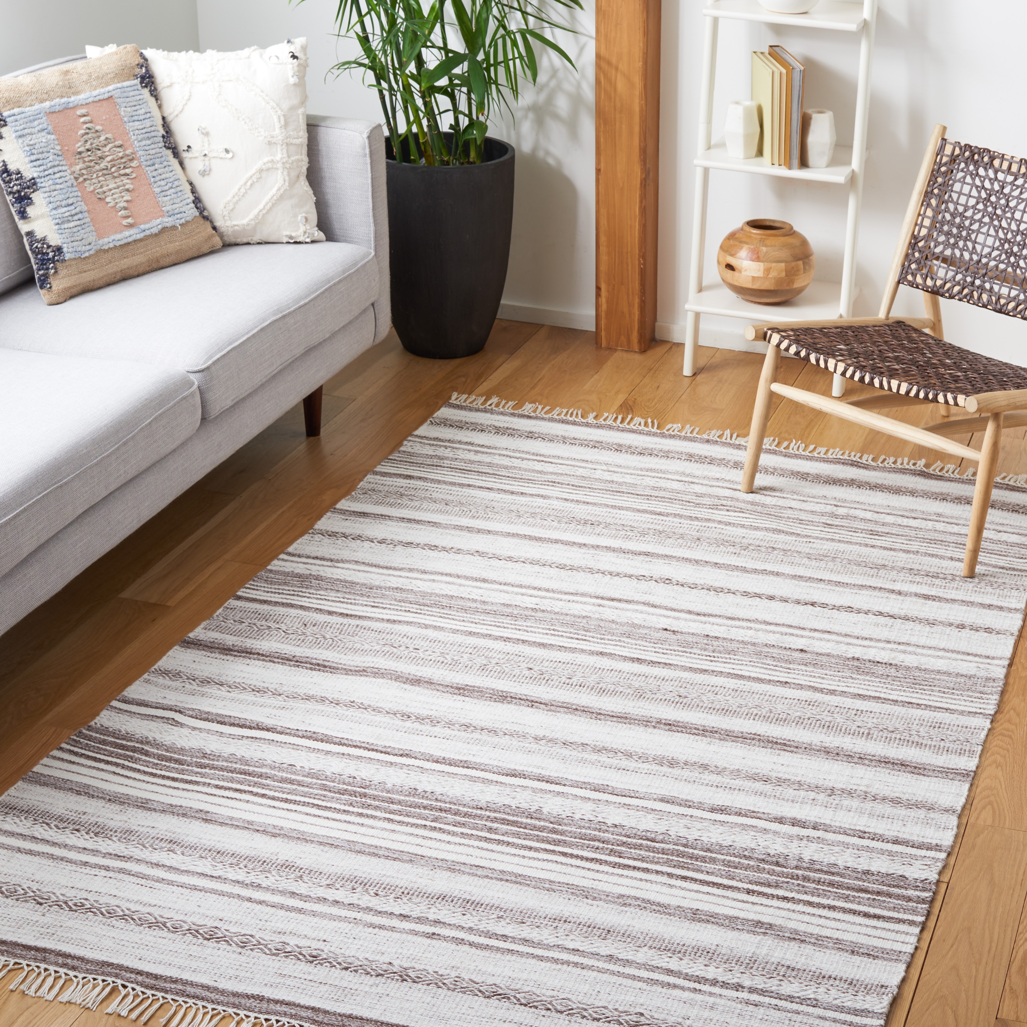SAFAVIEH Striped Kilim Gudrun Boho Fringe Rug