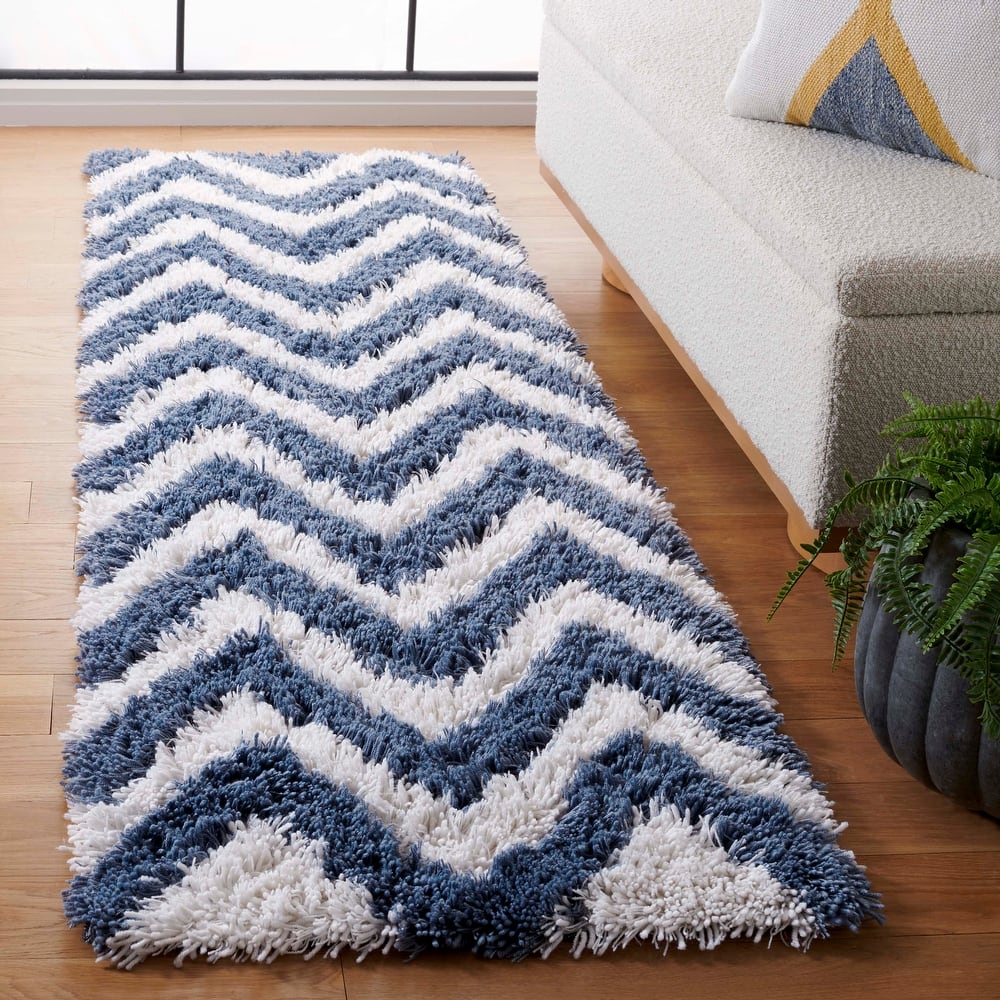 SAFAVIEH Handmade Kanesha Shag Karien Rug