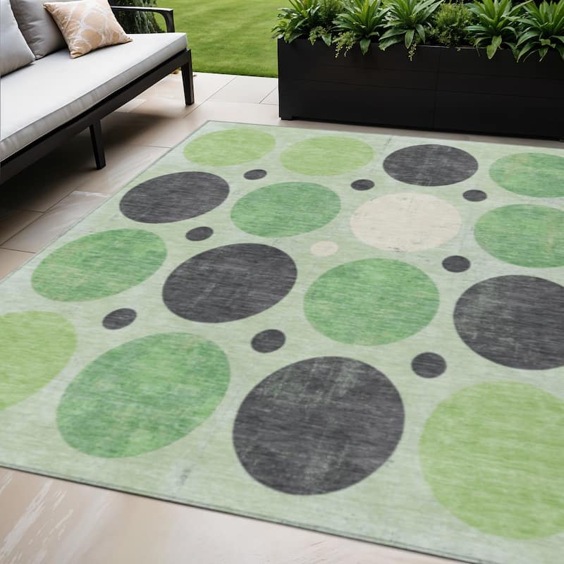 HomeRoots Geometric Transitional Rectangle Outdoor Rug - 5' X 8'