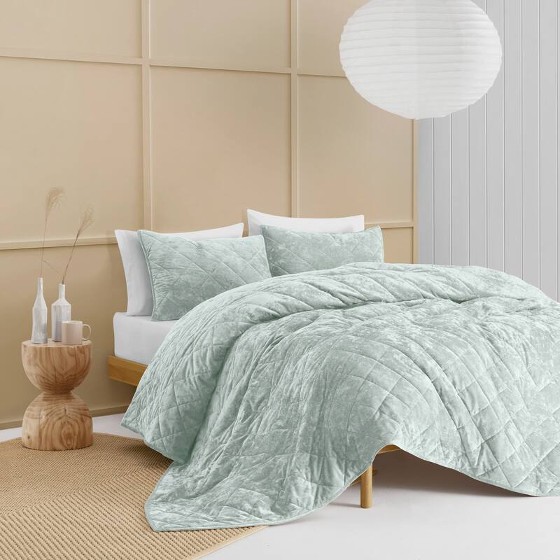 Wonderful Diamond Velvet 3 Piece Quilt Set