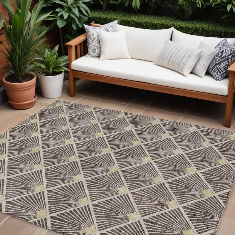 HomeRoots Geometric Transitional Rectangle Outdoor Rug - 8' X 10'