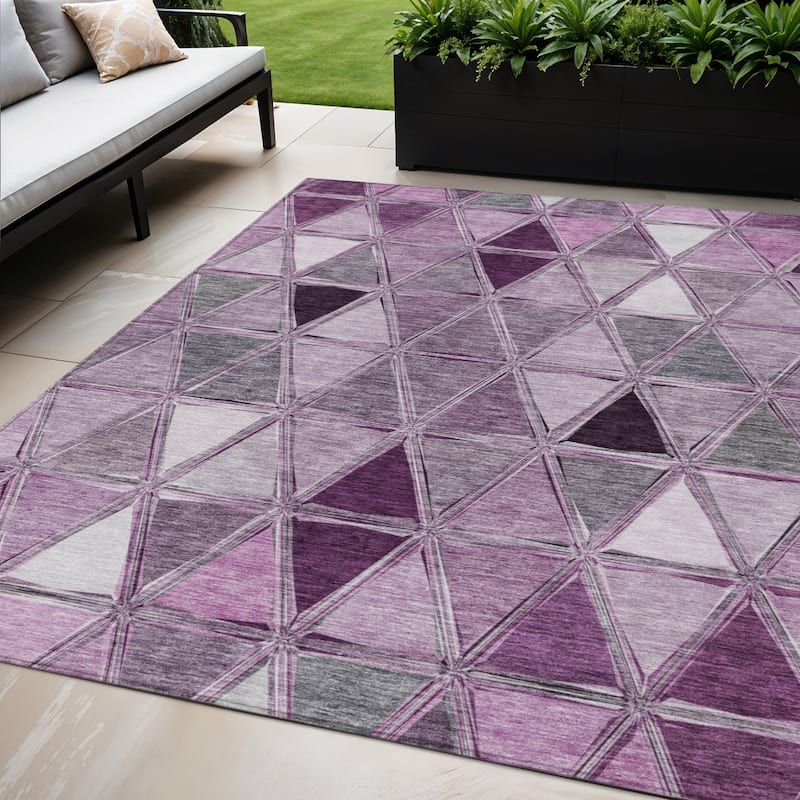 HomeRoots Geometric Transitional Rectangle Outdoor Rug - 5' X 8'