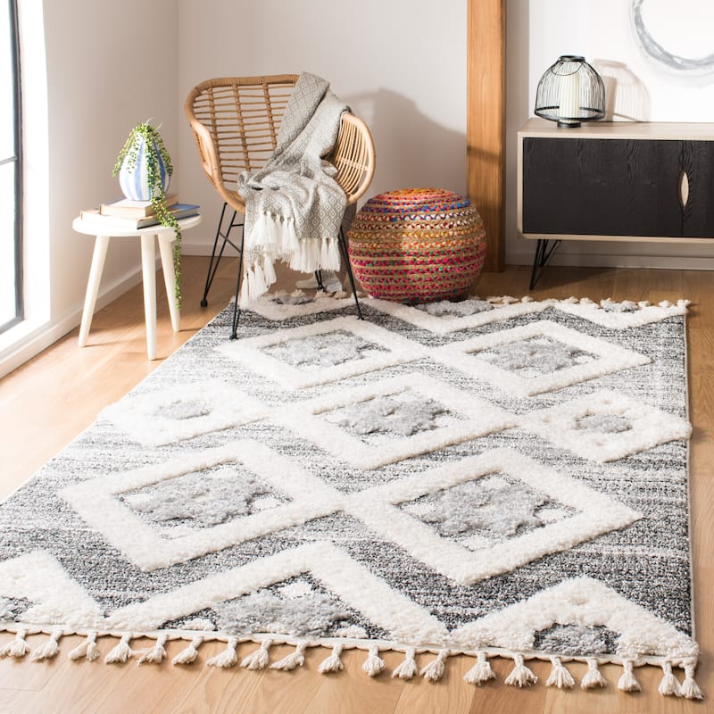 SAFAVIEH Moroccan Tassel Shag Nanke 2-inch Thick Rug - 5'3" x 7'6" - Grey/Ivory