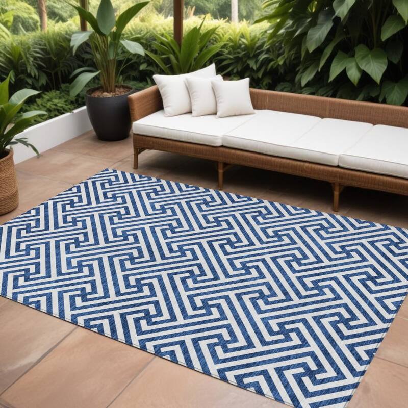 HomeRoots Geometric Transitional Rectangle Outdoor Rug - 8' X 10'
