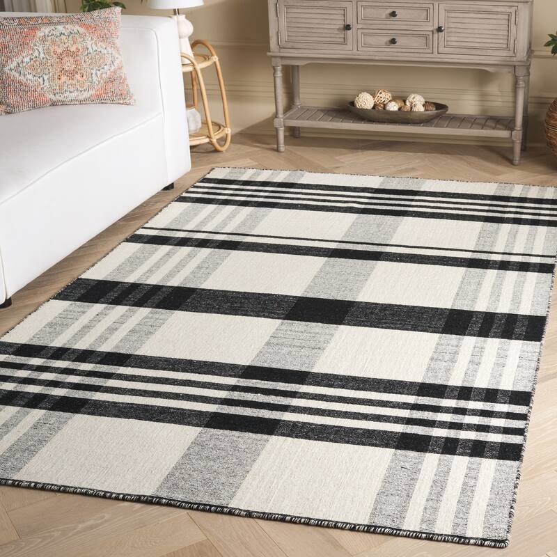 SAFAVIEH Handmade Striped Kilim Magndis Wool Rug - Black/Ivory - 6' Square