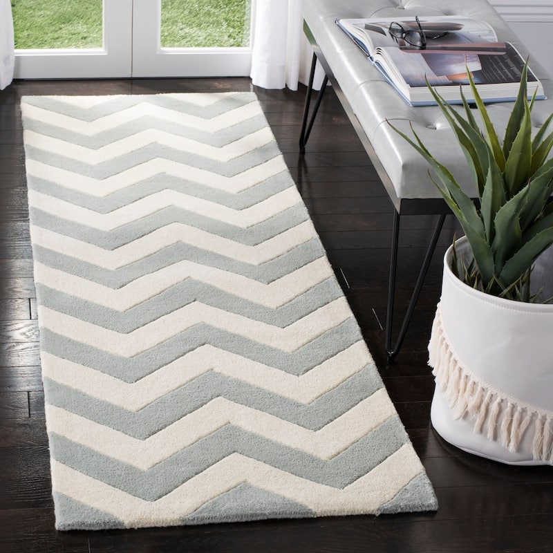 SAFAVIEH Handmade Chatham Traudel Modern Moroccan Wool Rug - 2'3" x 7' Runner - Grey/Ivory