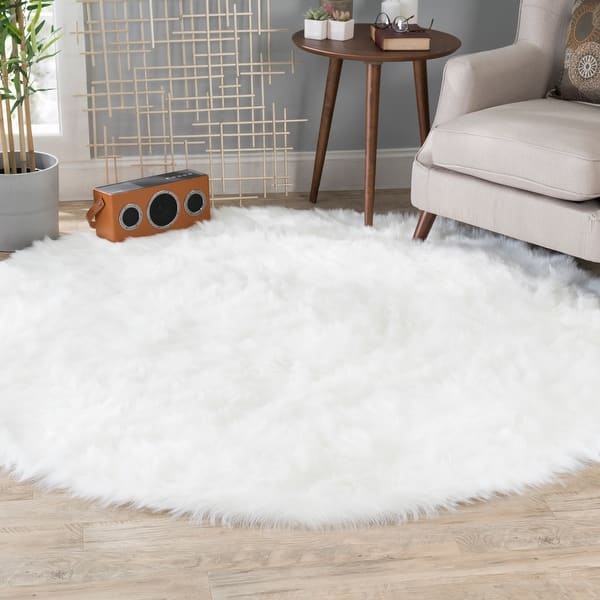 https://ak1.ostkcdn.com/images/products/is/images/direct/0ab0ea396a954473d157e11e997105d3f4e14ec7/Faux-Fur-White-6-ft.-Super-Soft-Shag-Rug.jpg?impolicy=medium