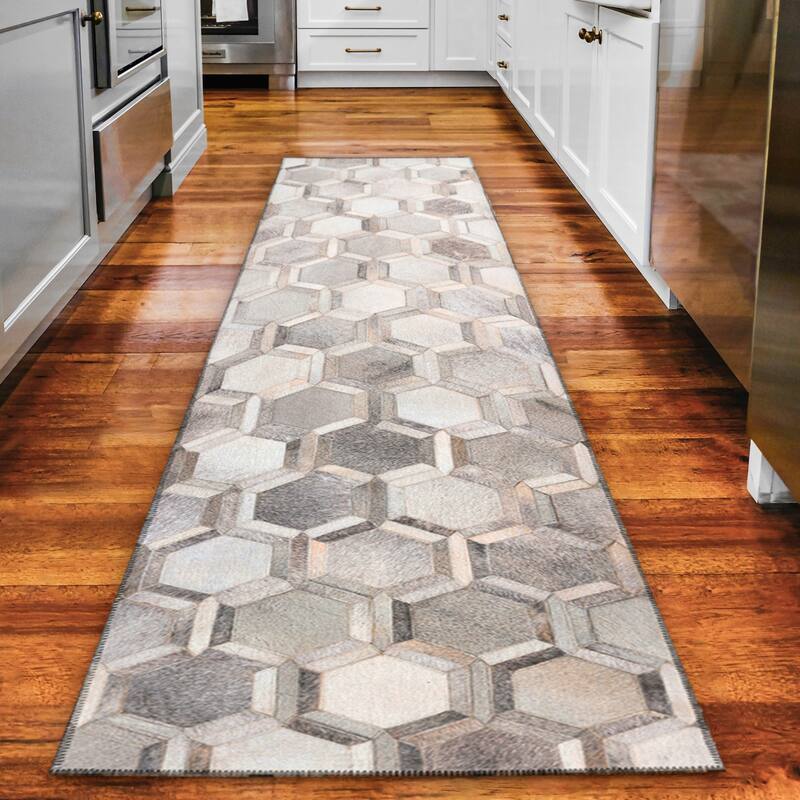 Indoor/ Outdoor Laredo Hexegon Faux Hide Patchwork Washable Area Rug - 2'3" x 7'6" - Gray