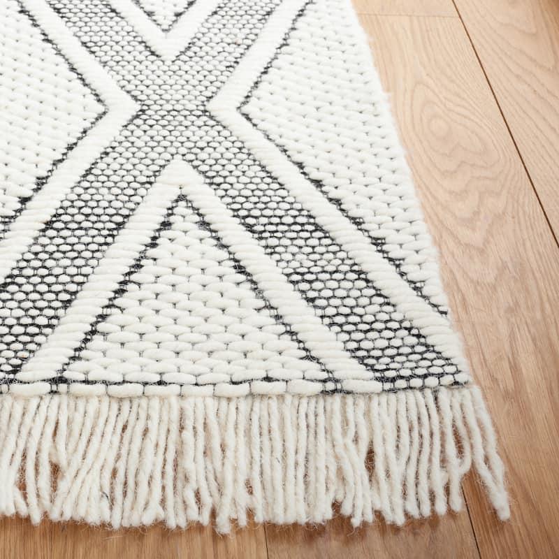 SAFAVIEH Handmade Natura Anasia Wool Fringe Rug