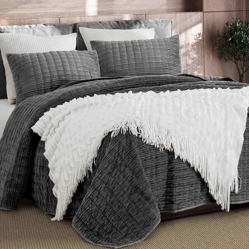 Wonderful Velvet 3 Piece Quilt Set