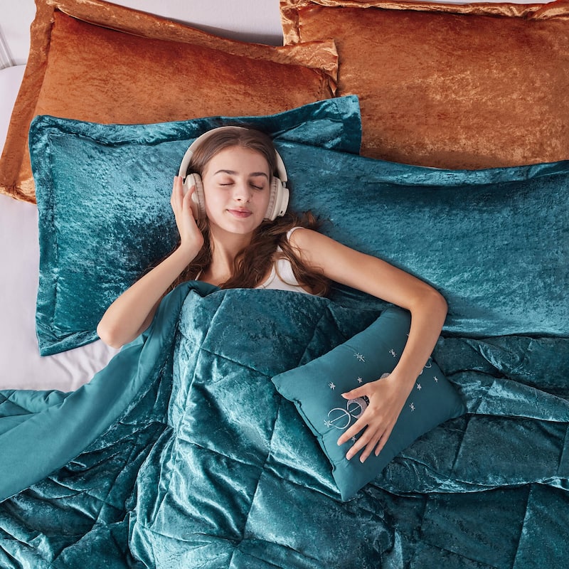 Intelligent Design Isabel Velvet Comforter Set