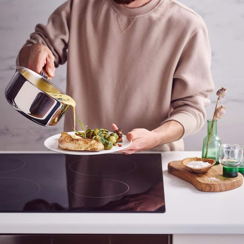 Alva Maestro Stainless Steel Saucepan with Lid 2 Qt. Pot with Pouring Spout - 6.3"