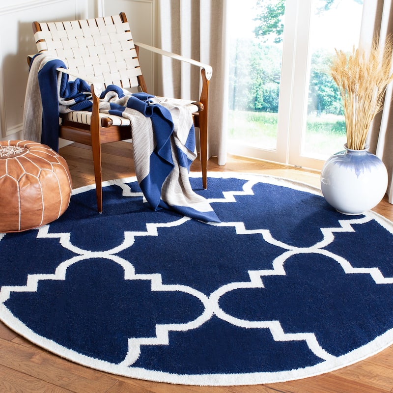 SAFAVIEH Handmade Flatweave Dhurries Jinan Modern Moroccan Wool Rug - 6' Round - Navy/Ivory