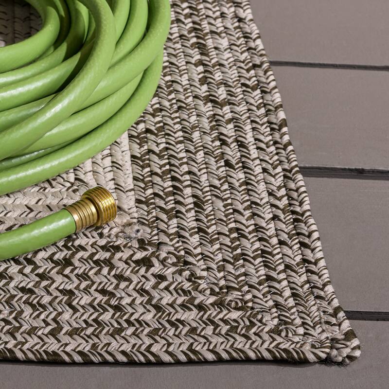 SAFAVIEH Handmade Braided Eiry Washable Indoor/Outdoor Rug - Weather Resistant & Easy Cleaning