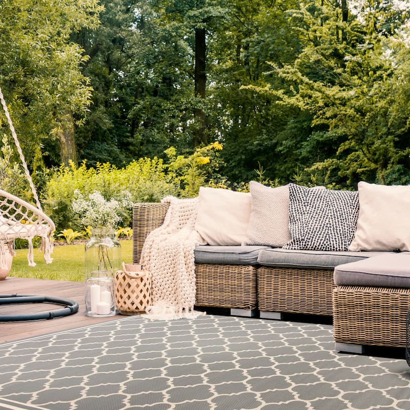 SAFAVIEH Courtyard Kristelle Indoor/ Outdoor Waterproof Patio Backyard Rug