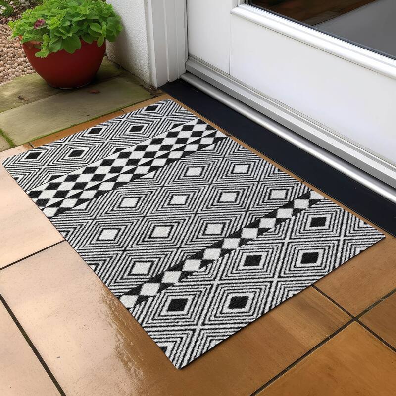 Machine Washable Indoor/ Outdoor Chantille Boho Moroccan Rug - Black - 1'8" x 2'6"