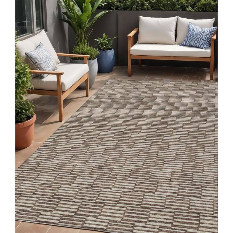 HomeRoots Geometric Transitional Rectangle Outdoor Rug - 5' X 8'