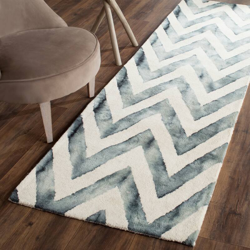 SAFAVIEH Dip Dye Erkhild Hand-tufted Wool Chevron Area Rug - 2'3" x 6' Runner - Ivory/Grey