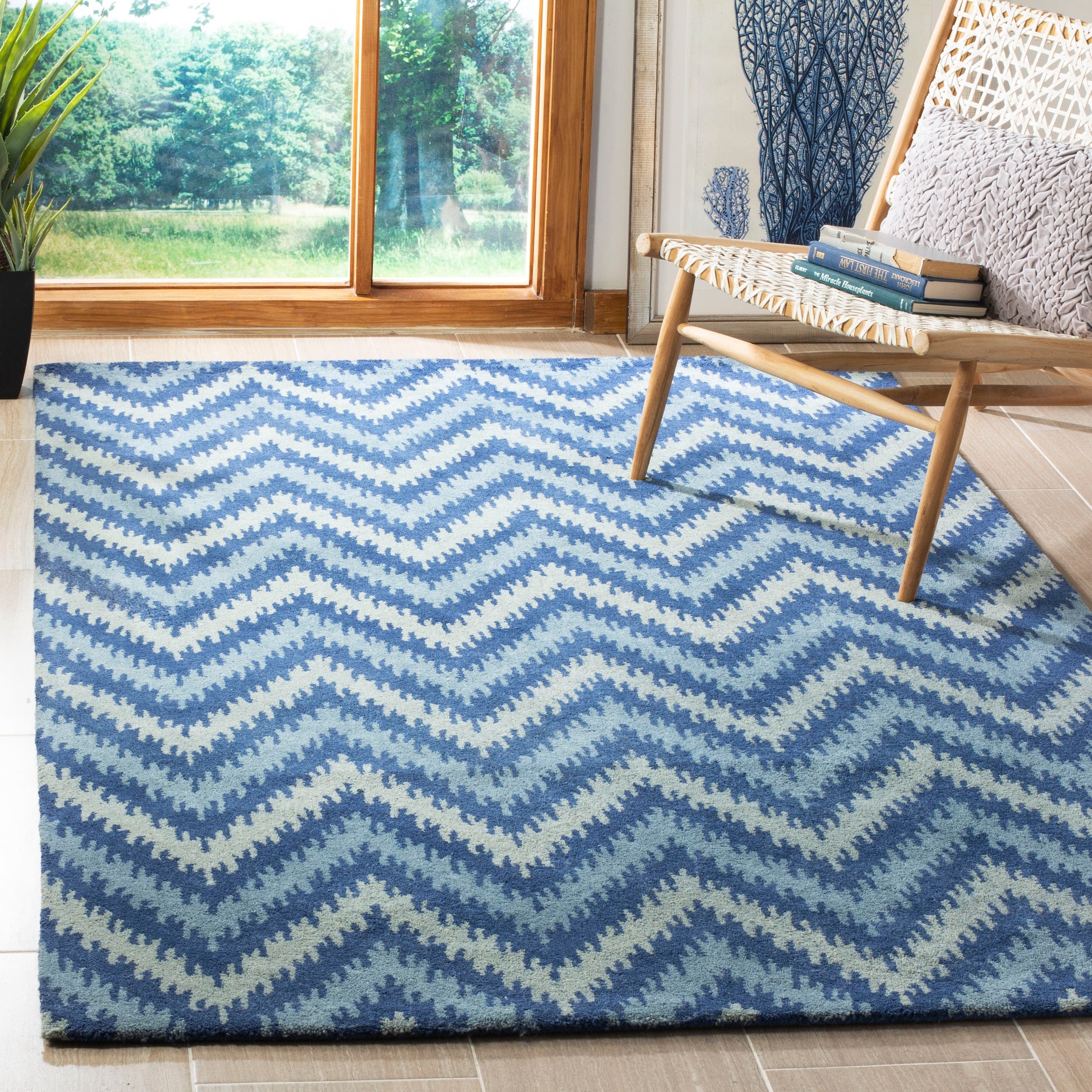 SAFAVIEH Handmade Wyndham Persida Modern Wool Rug