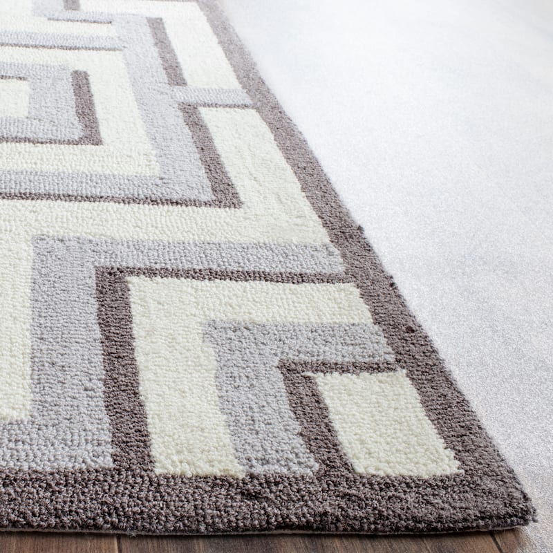 SAFAVIEH Handmade Four Seasons Eyja Floral Rug