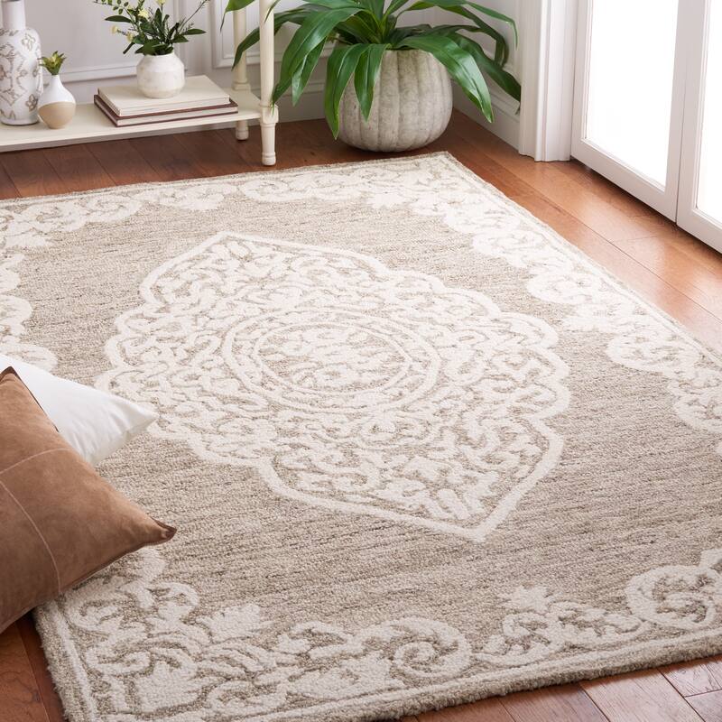 SAFAVIEH Handmade Abstract Kalyani Medallion Wool Rug - 5' x 8' - Beige/Ivory