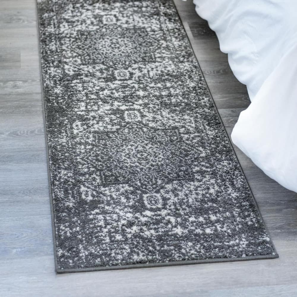 Traditional Brenda Collection Area Rug