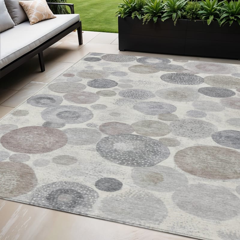 HomeRoots Geometric Transitional Rectangle Outdoor Rug - 5' X 8'
