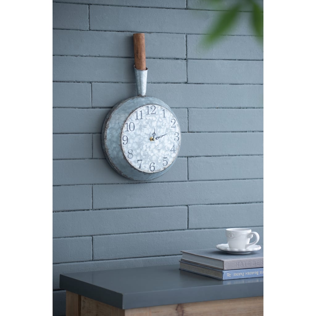 Anmytek Hammered Galvanized Metal Frying Pan Shaped Wall Clock with Wood Handle Silent Quartz Farmhouse Decor